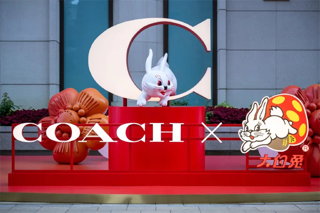 COACH x 大白兔想象之境，限時(shí)空降上海益豐外灘源 潮一不貳